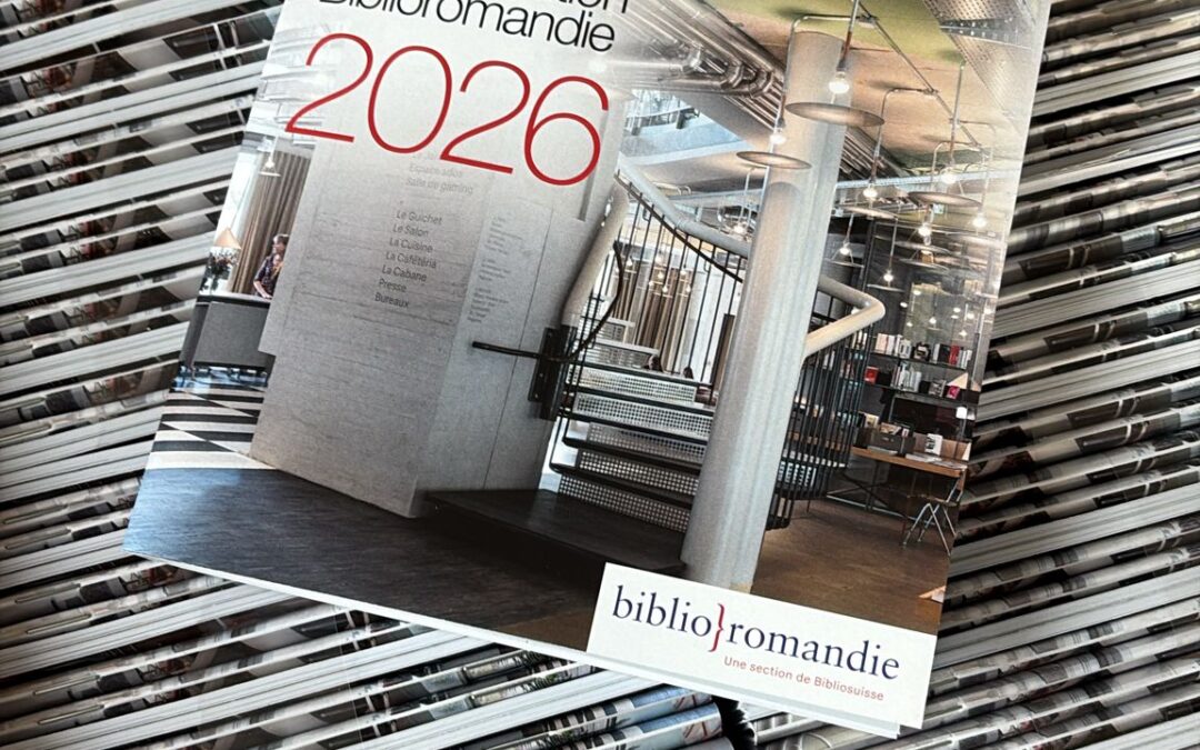 Photo d'un programme de formation posé à plat sur un carton ouvert dans lequel on devine les même programme rangés sur la tranche.